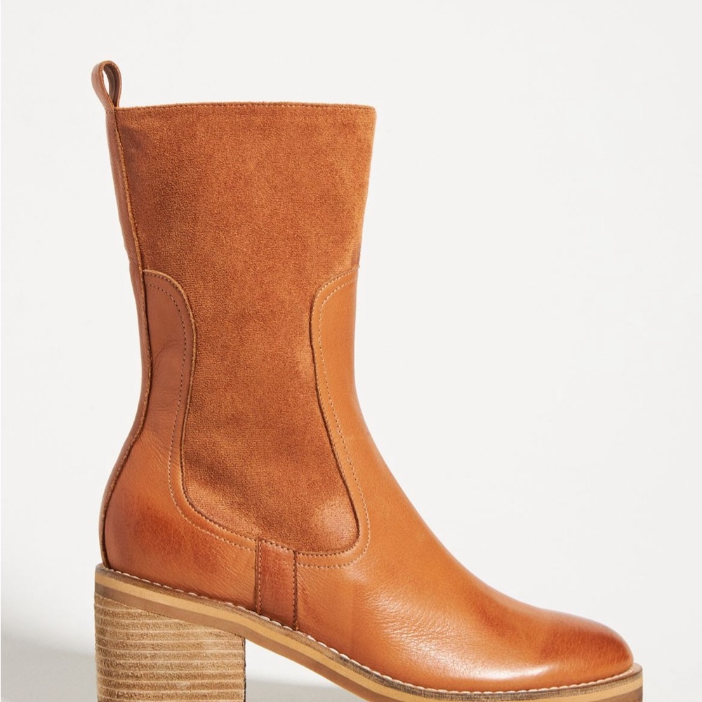 Elegant Tan Heeled Boots - Picture 2 of 5